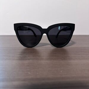 Chic Black Cat-Eye Sunglasses